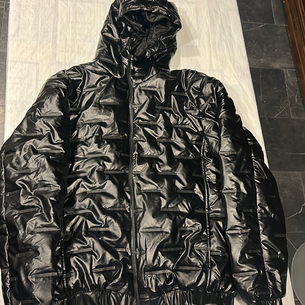 Men’s puffer jacket. Brand new condition. Never worn.